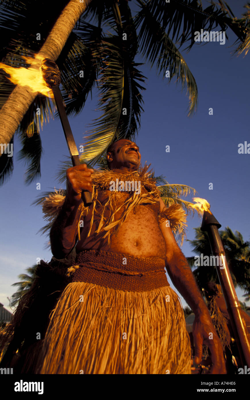 Pacifique Sud, les Îles Fidji Native dans les vêtements traditionnels avec  une torche Photo Stock - Alamy