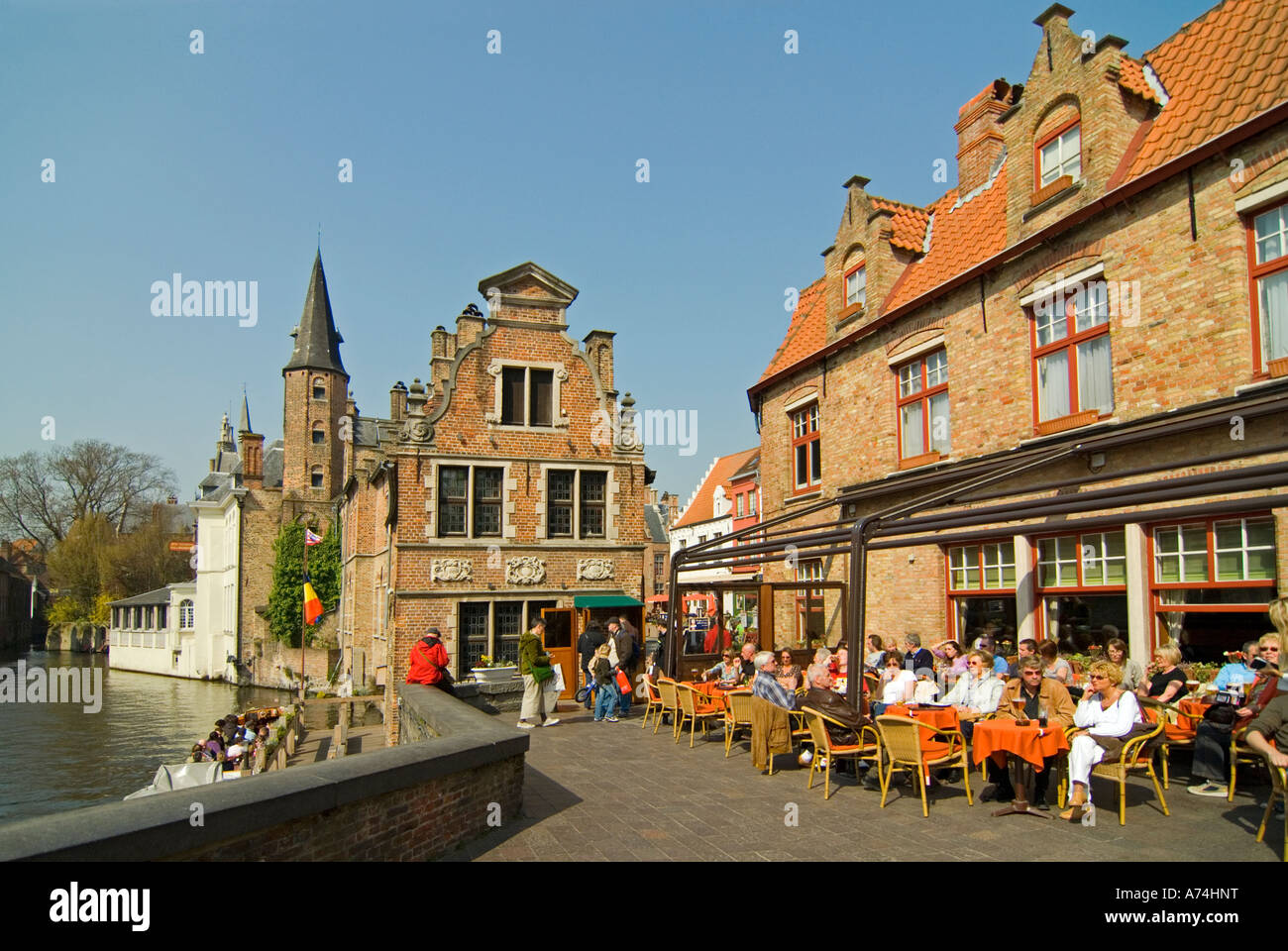 Vue horizontale de la rue piétonne Huidenvettersplein auprès des touristes assis à la rue des cafés au soleil. Banque D'Images