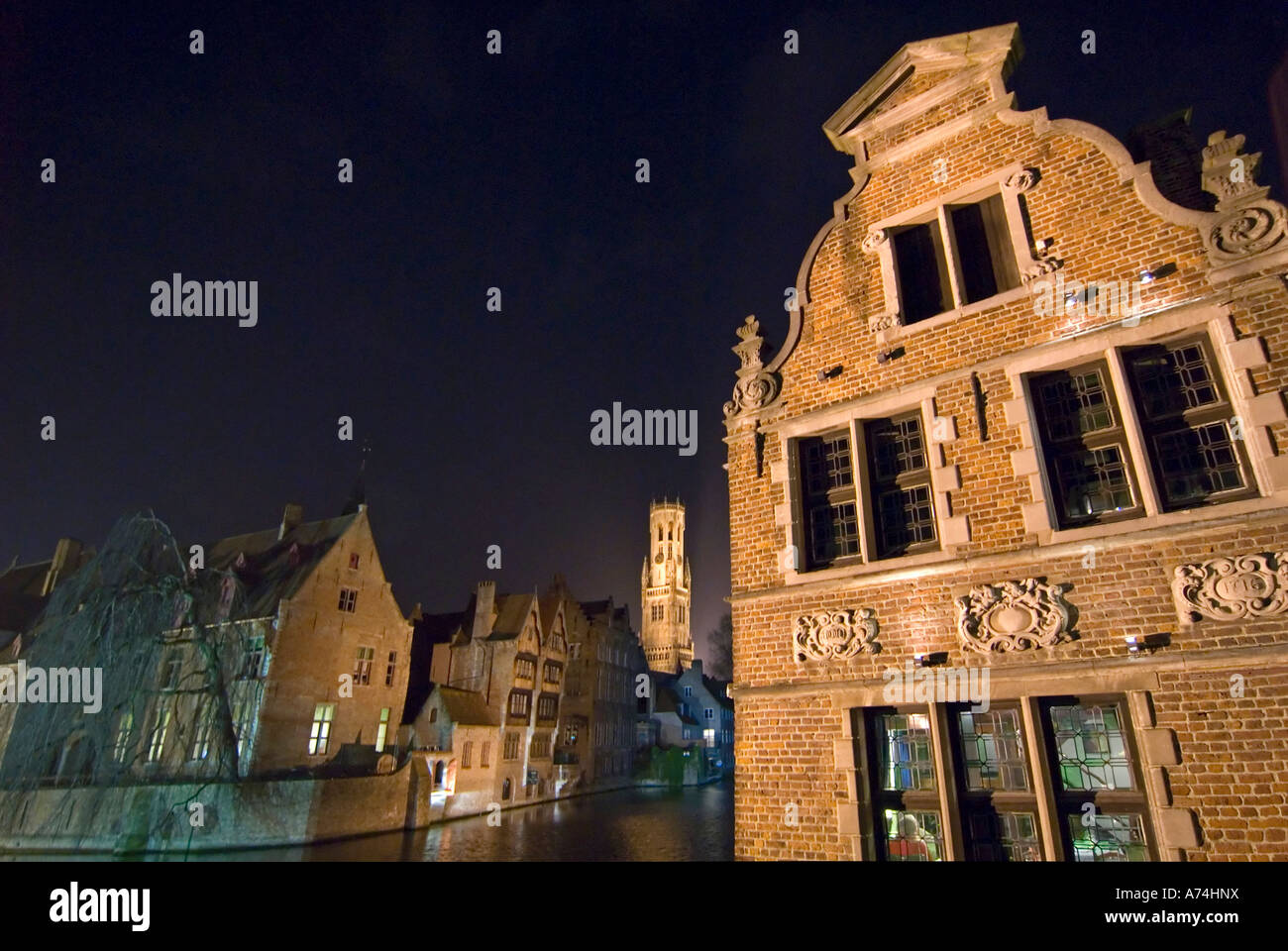 Paysage urbain horizontal la nuit vue sur un ancien guilde à pignons à Bruges. Banque D'Images