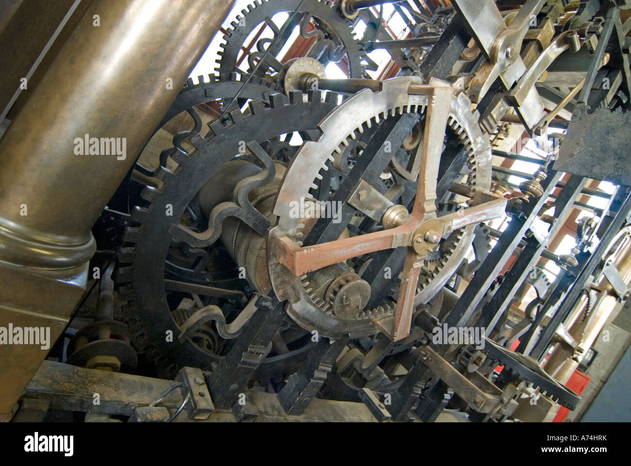 Gros plan vertical des énormes pignons et roues de l'horloge à l'intérieur du beffroi de Bruges ou du Belfort van Brugge à Bruges. Banque D'Images