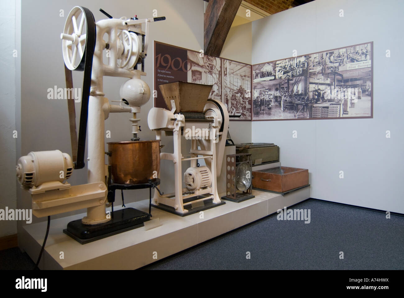 Grand angle horizontal de vieilles machines utilisées dans la production de chocolats. Banque D'Images