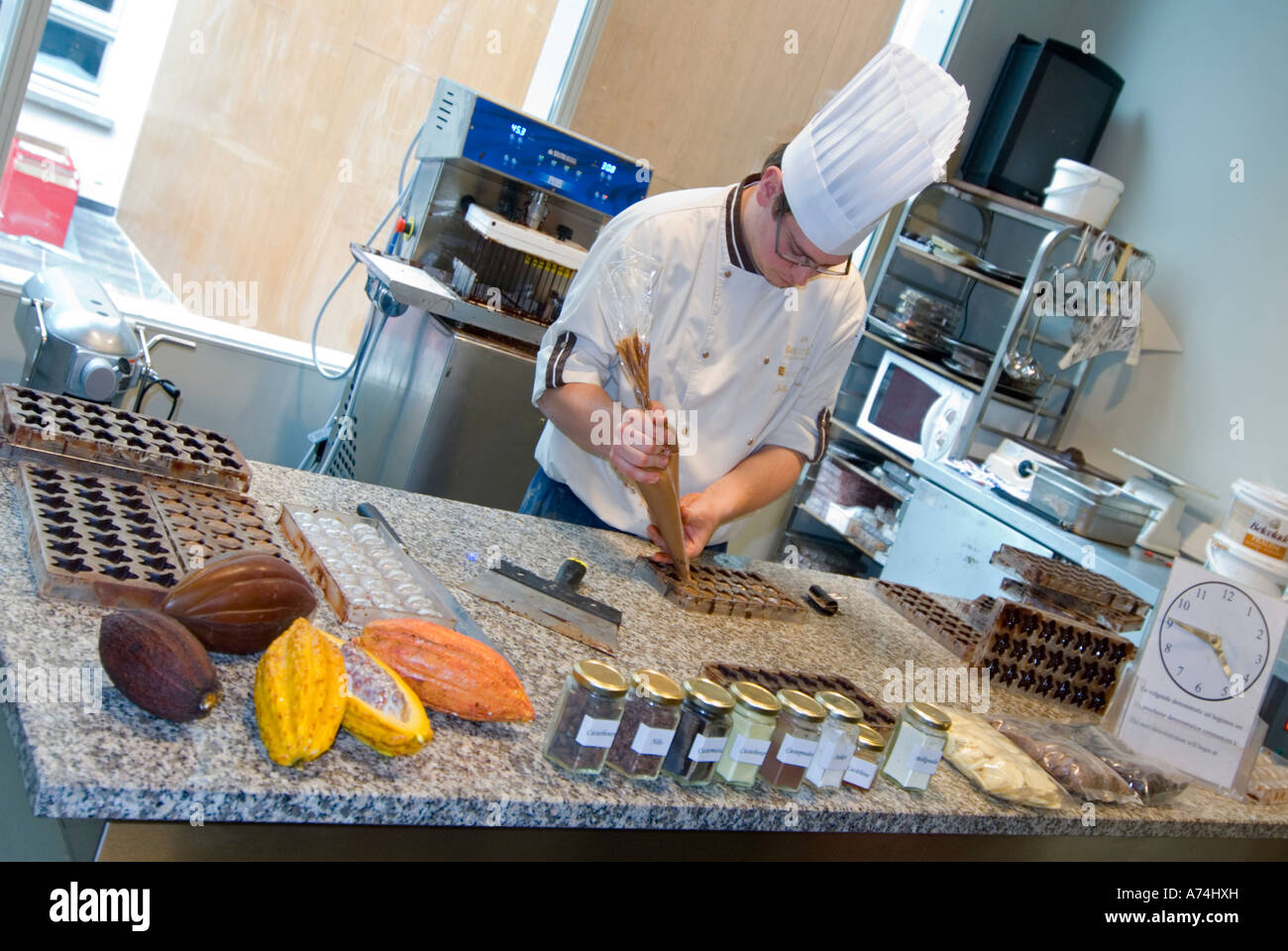 Grand angle horizontal d'une démonstration par un chocolatier de truffes au chocolat et pralines. Banque D'Images
