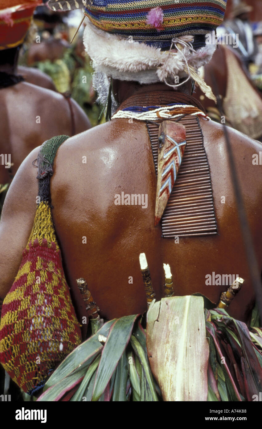 L'Asie, la Papouasie-Nouvelle-Guinée, le mont Hagen. Homme avec billum sac et bec calao pièce cou Banque D'Images