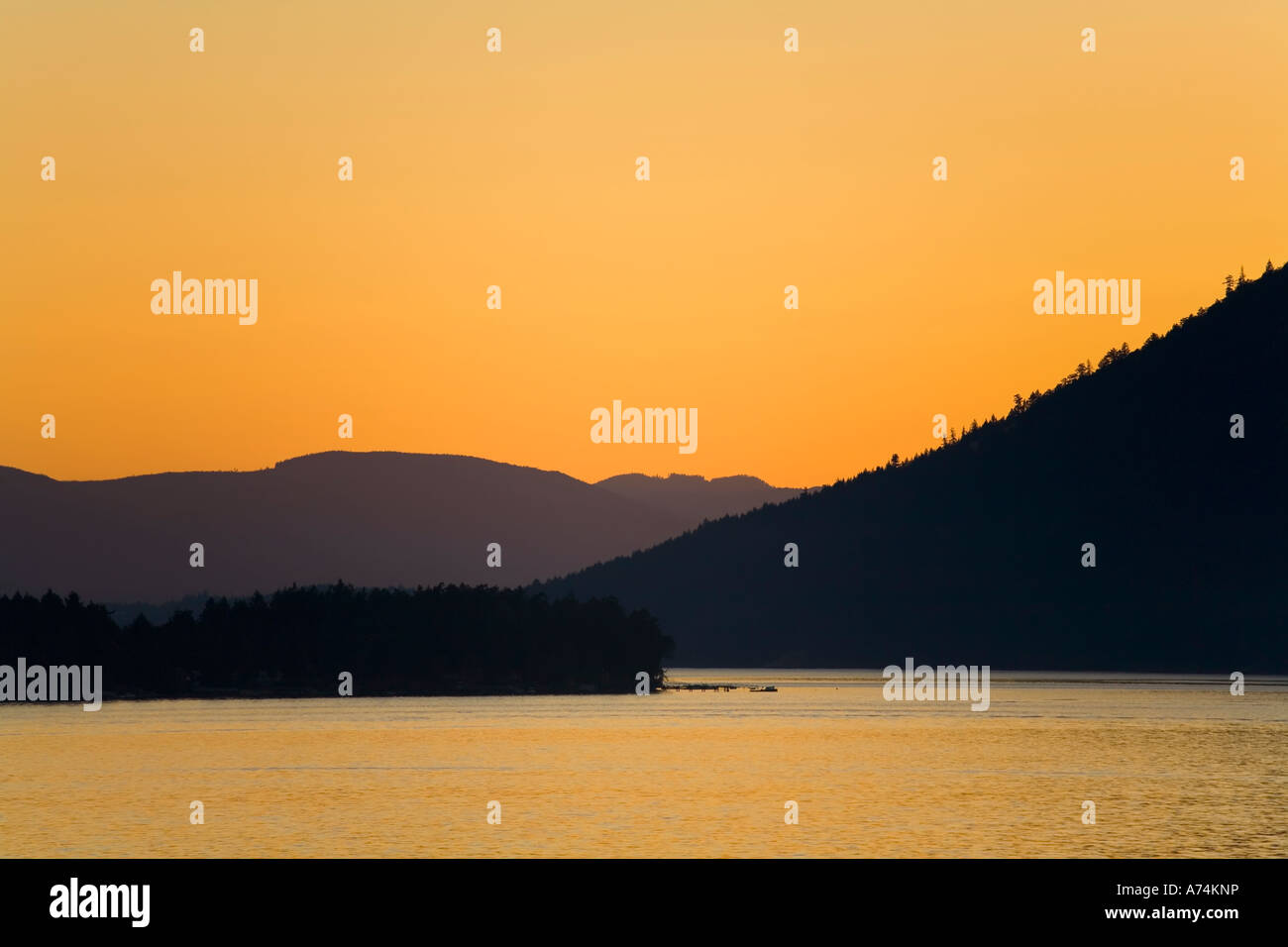 Crépuscule sur îles sur la côte de Vancouver Canada Banque D'Images