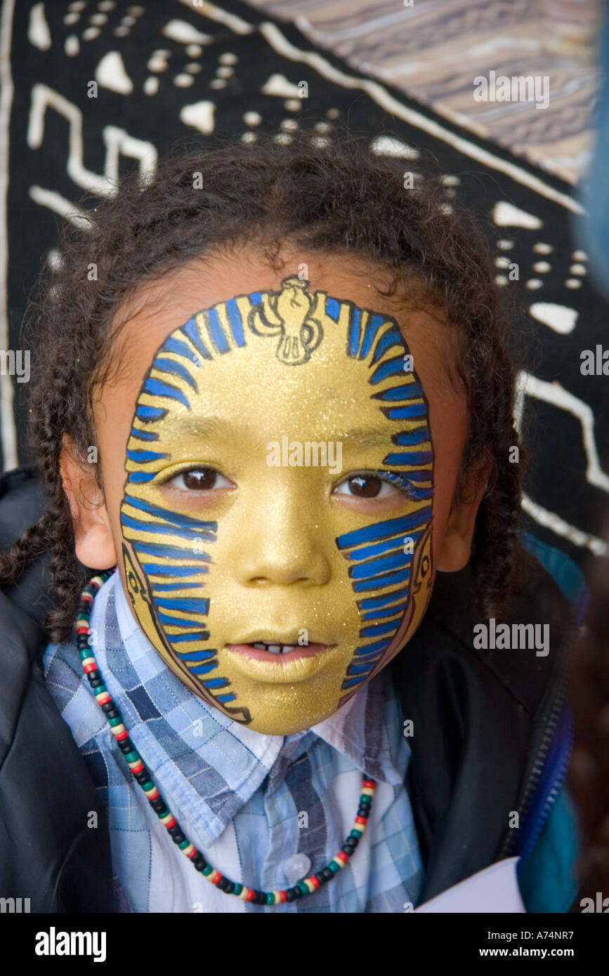 King Tut artistique peinture sur visage young black African boy Banque D'Images