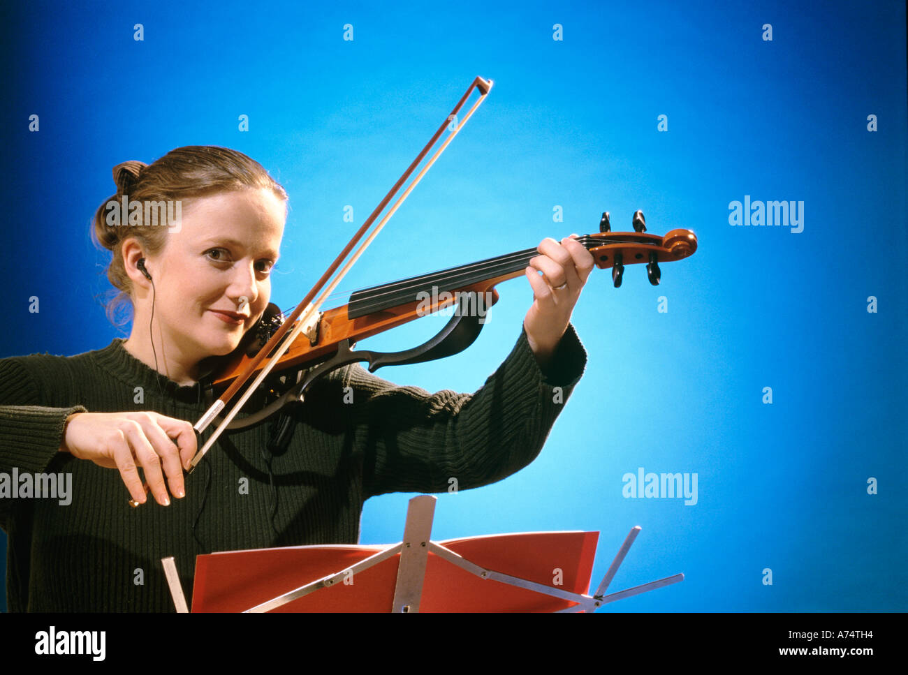 Femme jouant du violon électrique Photo Stock - Alamy