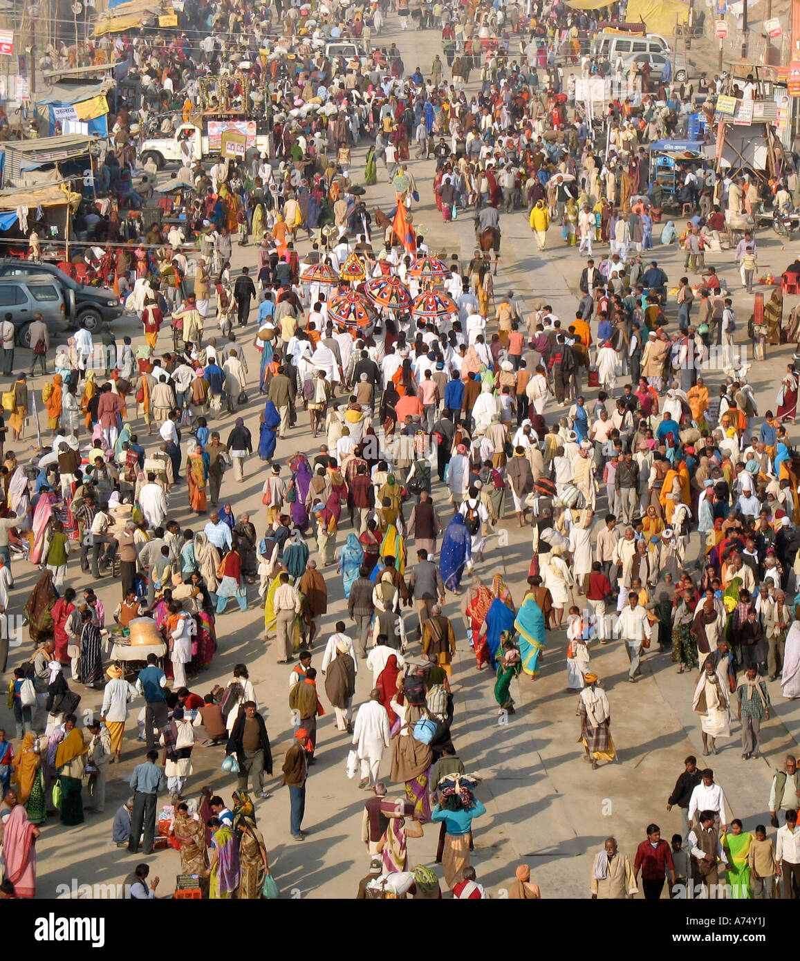 Des foules de gens à la Kumbh Mela Allahabad Inde Banque D'Images Des foules de gens à la Kumbh Mela Allahabad Inde Banque D'Images