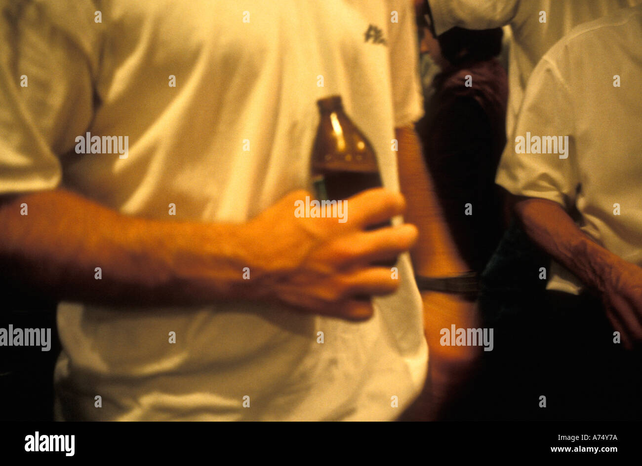 Mark Scott tenant une stubbie de bière au pub d'Anglesea sur la Great Ocean Road, l'Australie le Motion Blur Banque D'Images