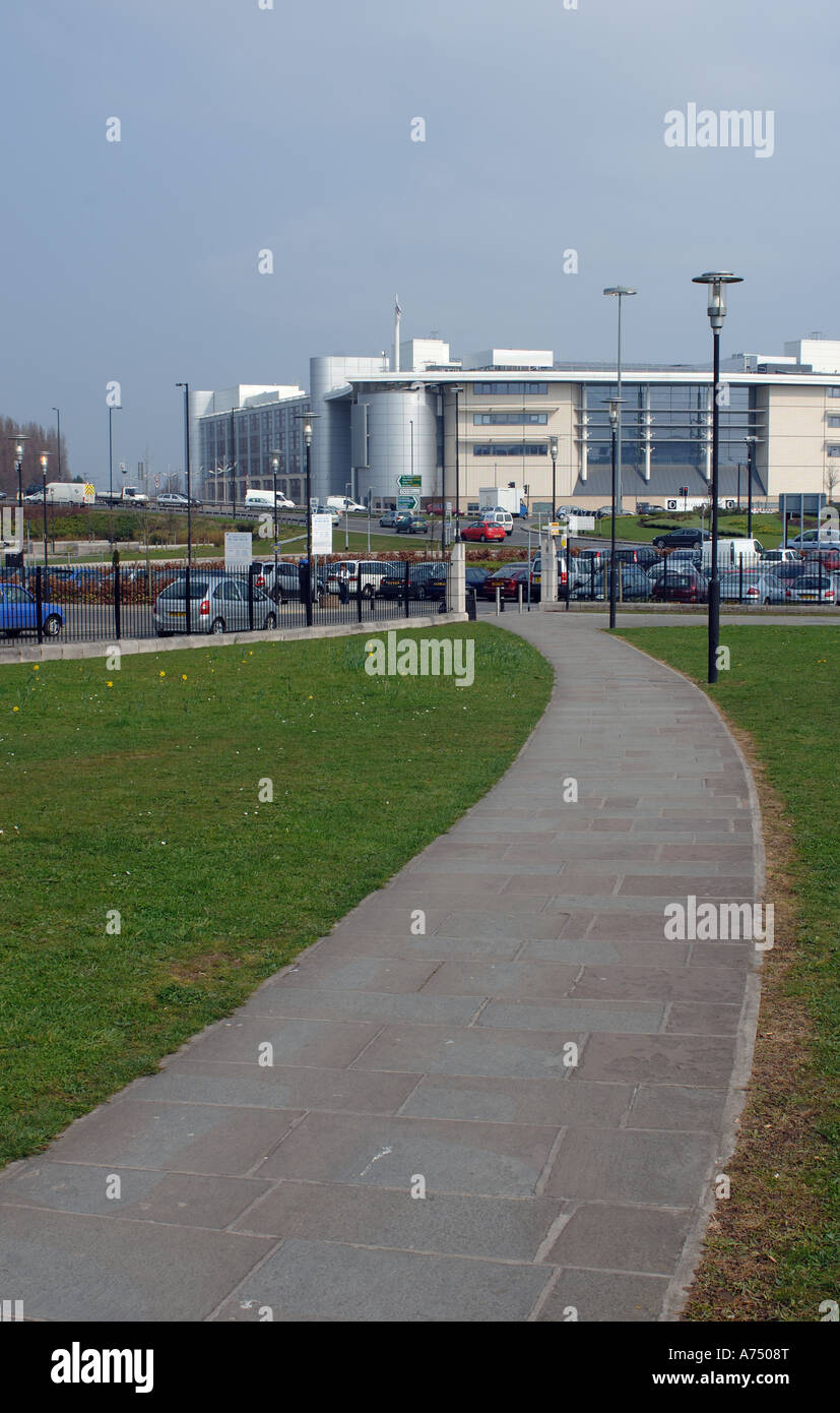 Chemin menant de l'Église du Christ au moyeu, Doncaster, South Yorkshire Doncaster College Banque D'Images