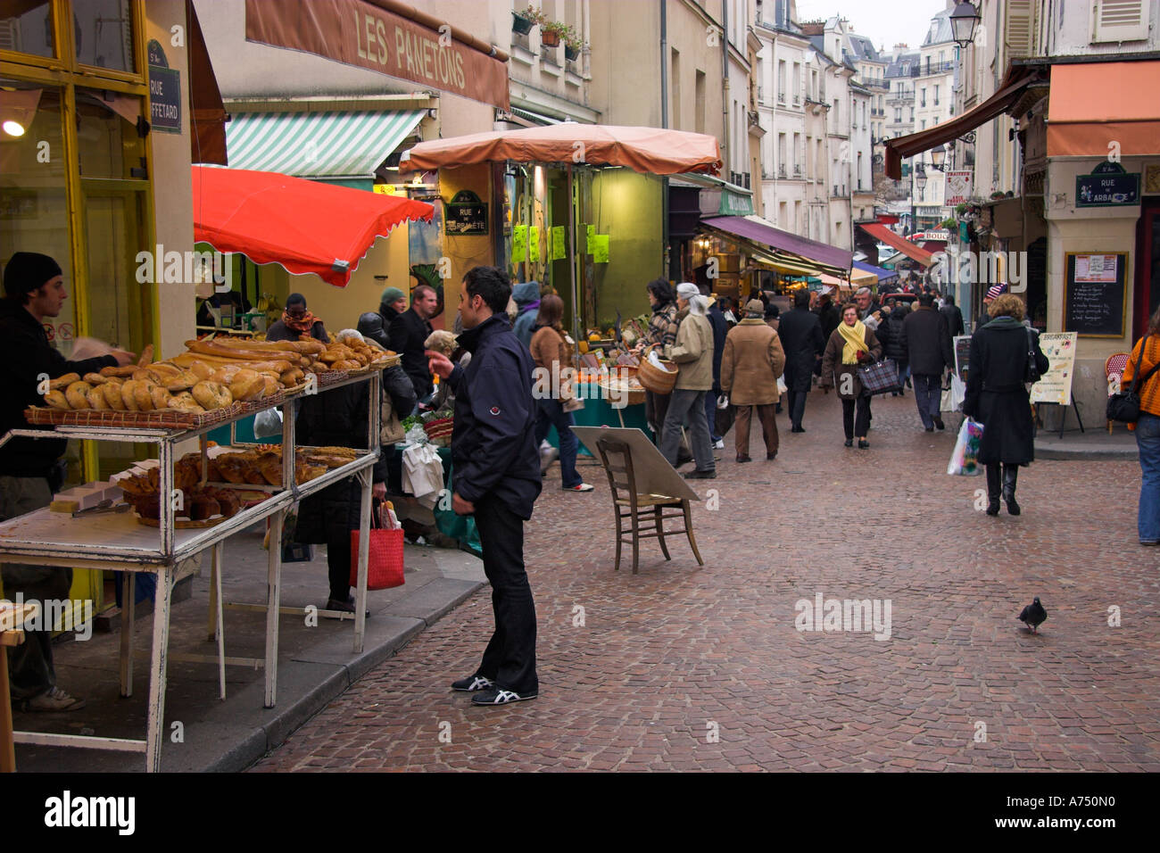 Market Paris Selling Street Banque d'image et photos - Alamy