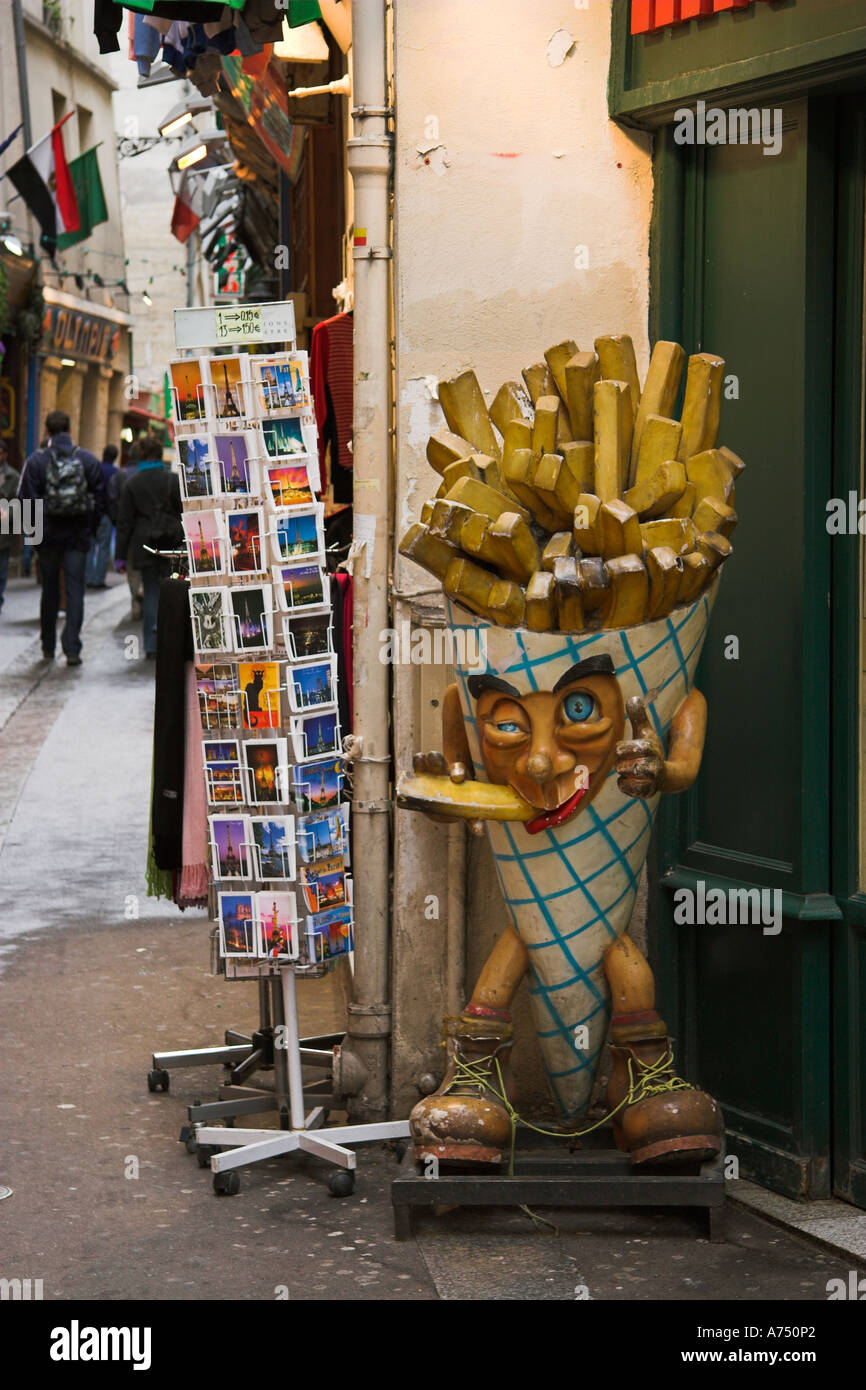 Modèle d'un paquet de chips géant à l'extérieur d'un petit café Rue X