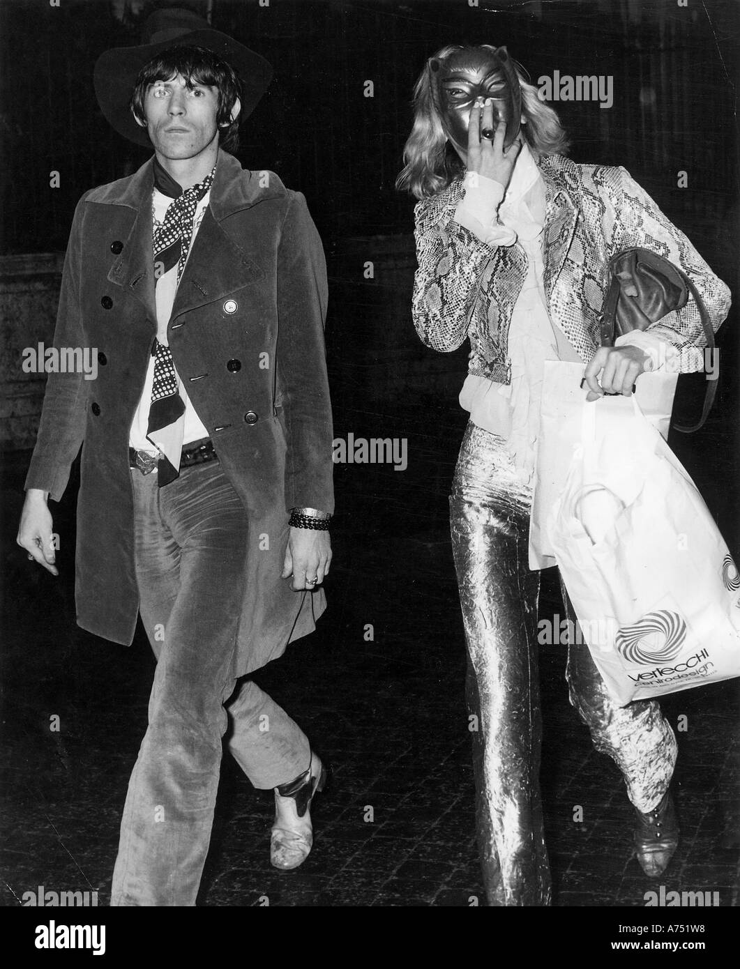 ROLLING STONES Keith Richards et Anita Pallenberg shopping à Rome en 1969 Banque D'Images