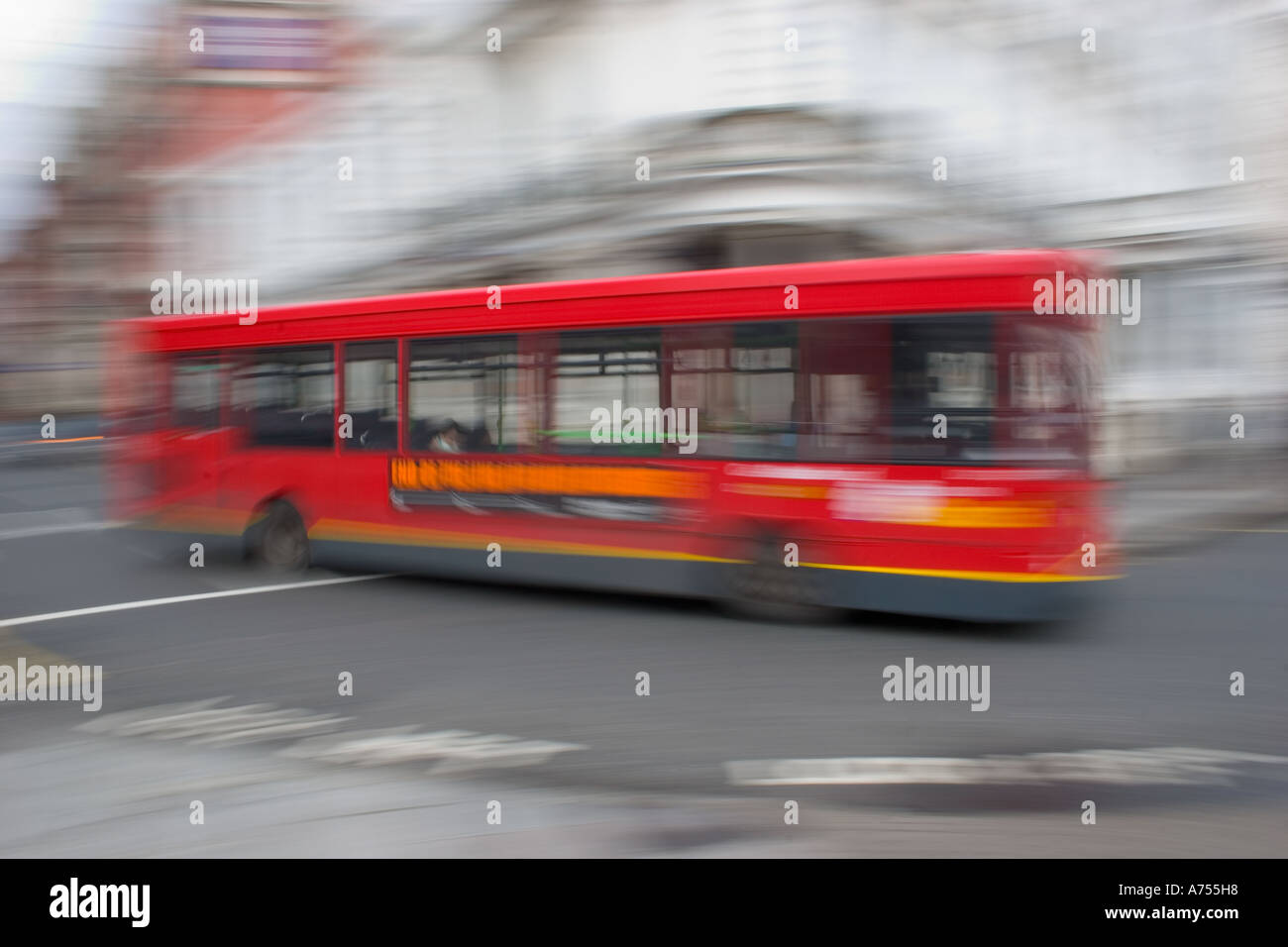 Un bus rouge de Londres voyages passé à très grande vitesse Banque D'Images