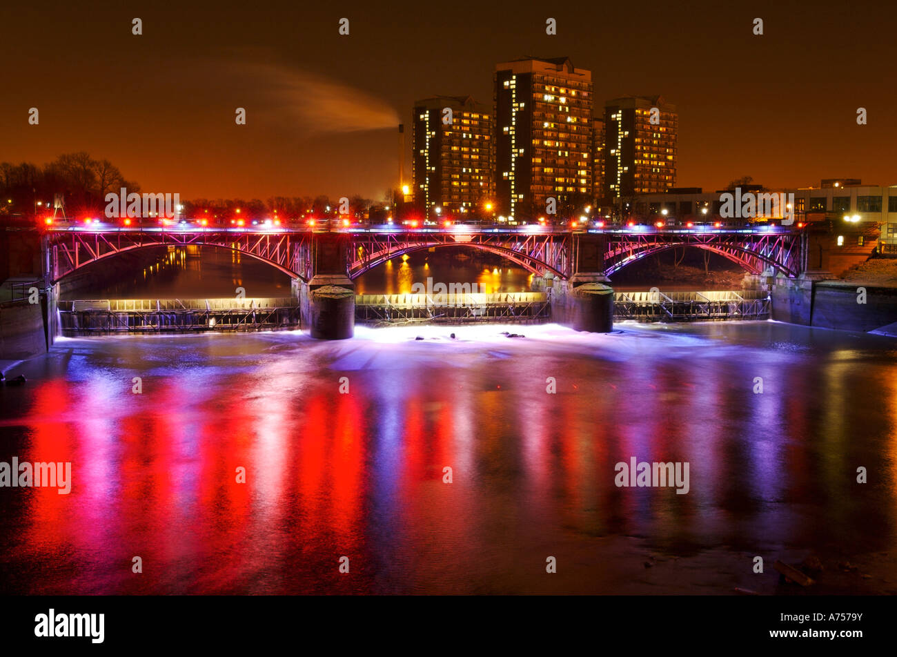 Pont éclairé au crépuscule sur la rivière Clyde Glasgow Scotland UK Banque D'Images