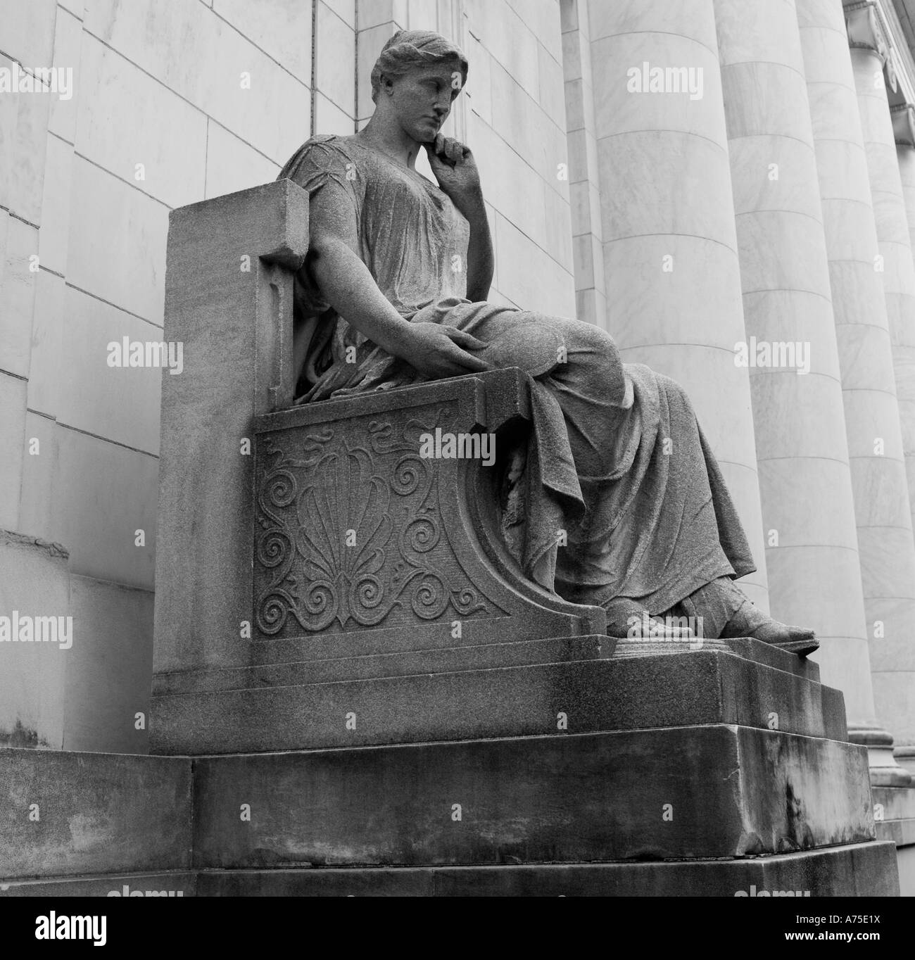 Style classique d'une statue grecque ou romaine assis figure à l'extérieur de la Bibliothèque publique de New Haven, CT USA Banque D'Images