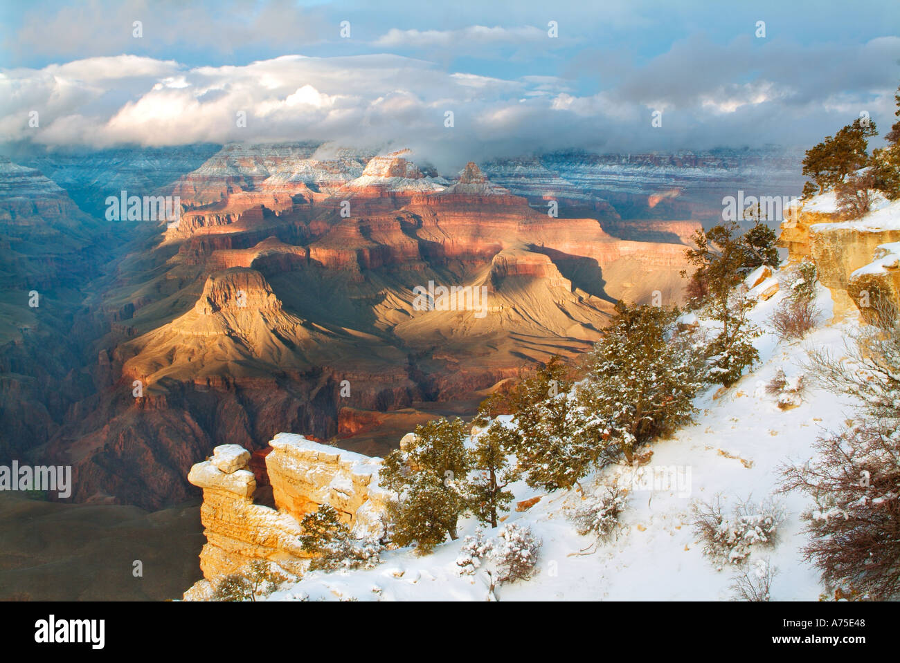 Vue sur le Grand Canyon et une tempête d'hiver de compensation de près de Mather Point Arizona Banque D'Images