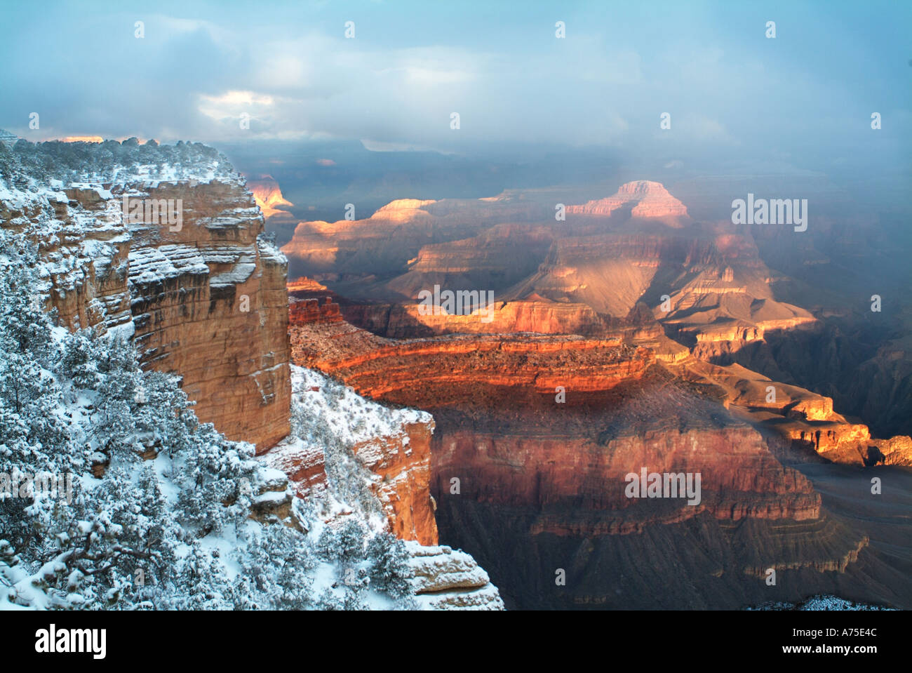 Vue sur le Grand Canyon et une tempête d'hiver de compensation de Mather Point Arizona Banque D'Images