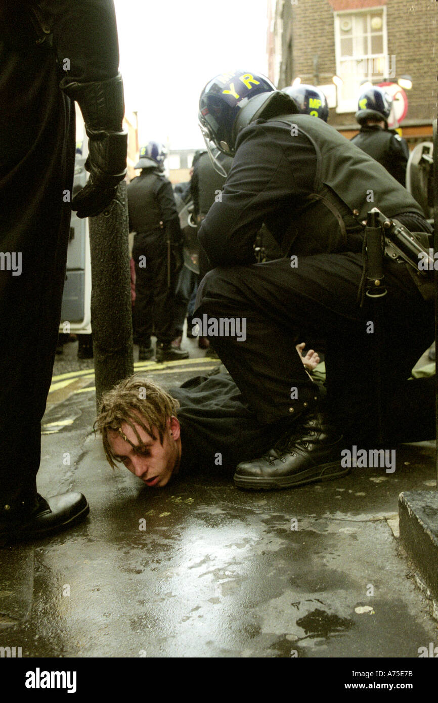 Les jeunes d'être arrêtés par la police anti-émeute lors d'escarmouche le soir du Mayday événements, Londres 2002. Banque D'Images