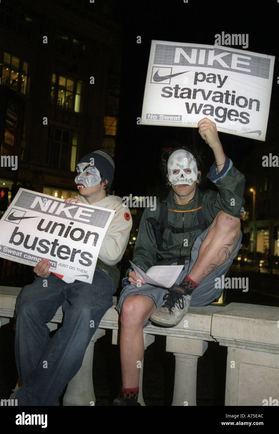 Manifestation contre Nike et c'est misère politique sur l'utilisation de  l'esclavage. 2003 Photo Stock - Alamy
