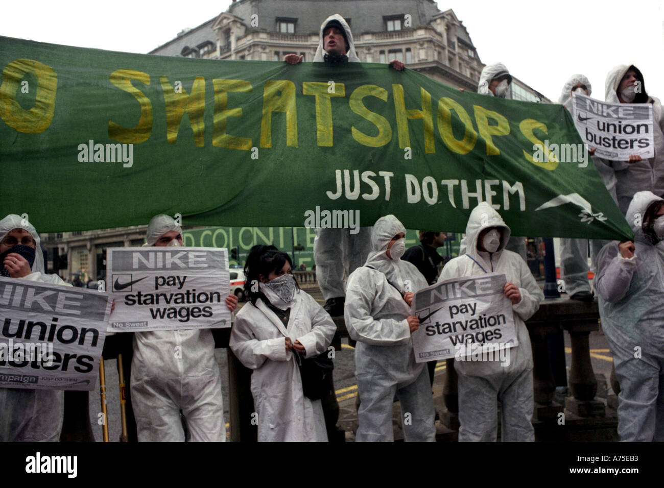 Manifestation contre Nike et c'est misère politique sur l'utilisation de  l'esclavage. 2003 Photo Stock - Alamy
