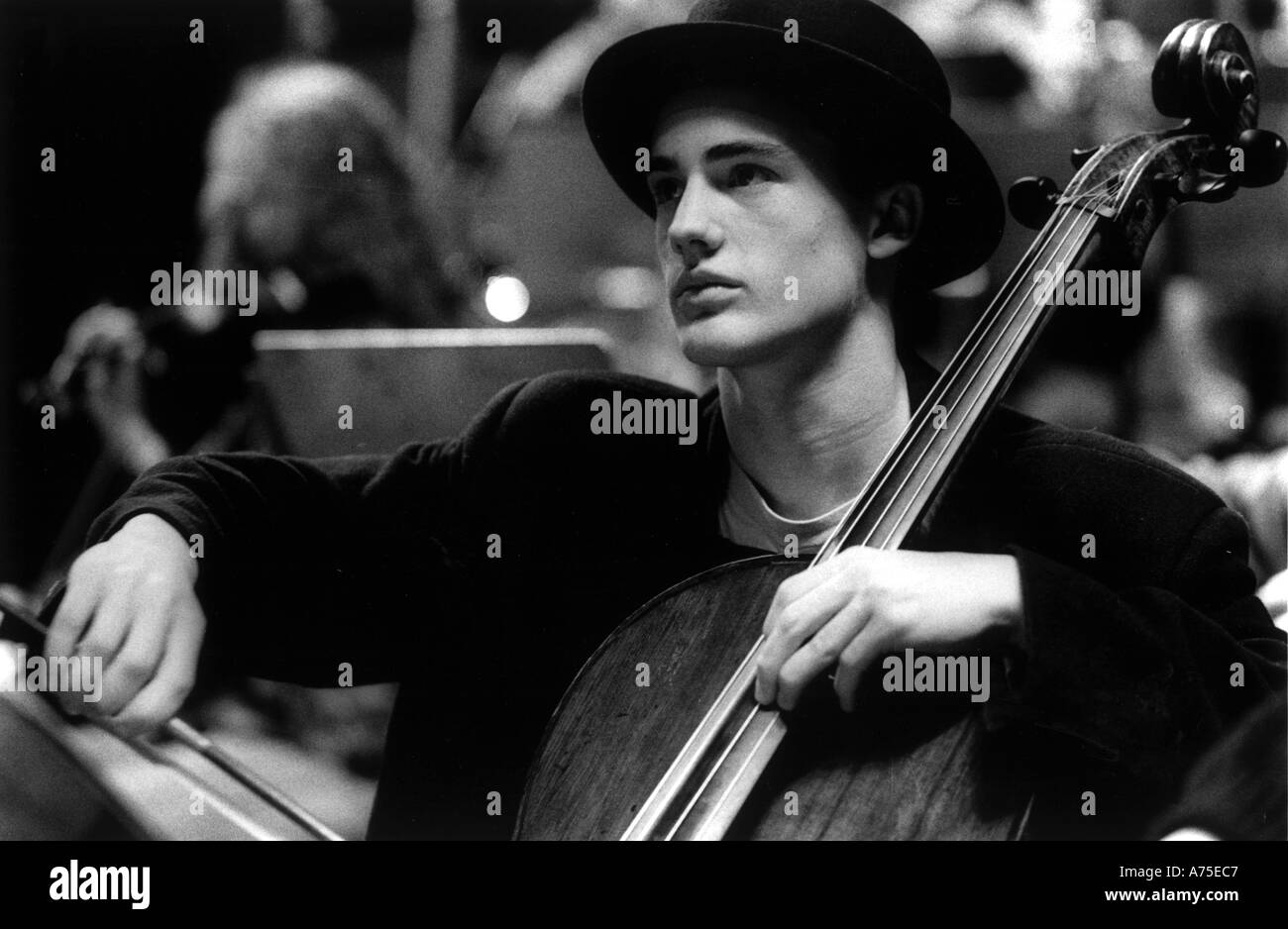 Jeune violoncelliste d'effectuer à l'école London Proms Banque D'Images