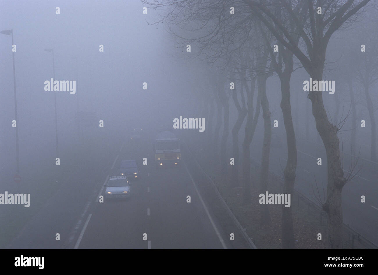 Conduite sur route dans un épais brouillard traffic Banque D'Images