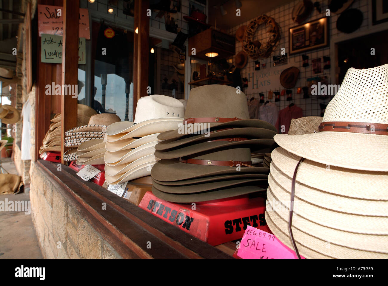 Pile de cow boys chapeaux texan Banque D'Images