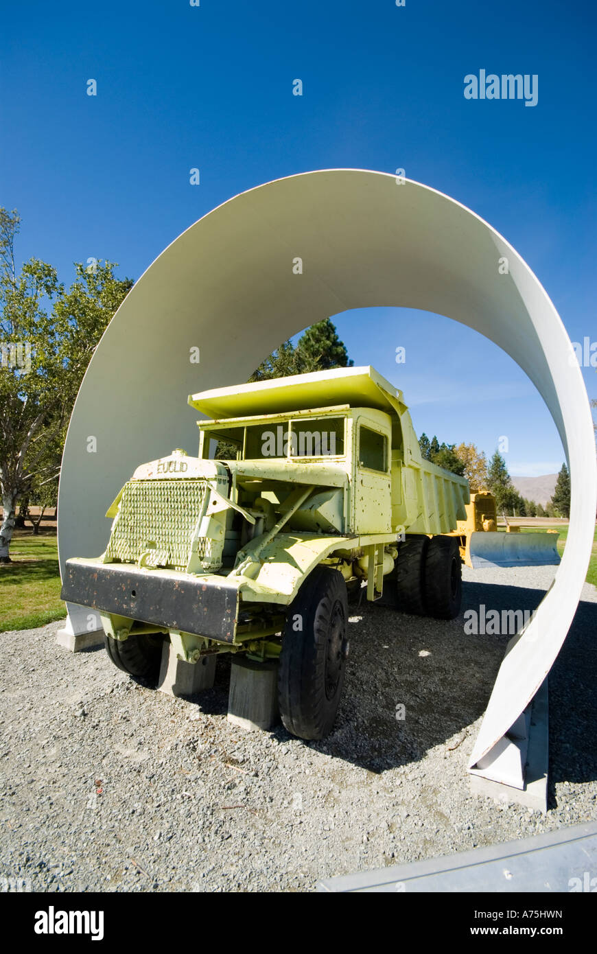 La construction du projet hydroélectrique d'affichage à l'intérieur du véhicule sur un tube d'amenée d'eau à Twizel dans NZs MacKenzie Country Banque D'Images
