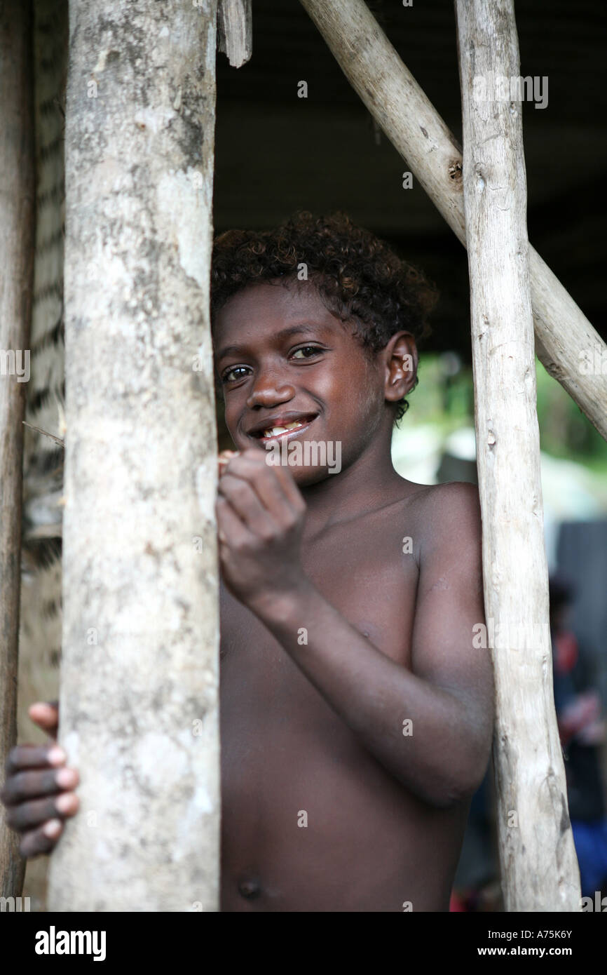 Jeune garçon Sikut resttlement Tolai, camp, East New Britain, Papouasie Nouvelle Guinée Banque D'Images