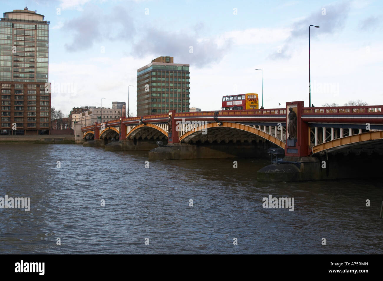 Vauxhall Bridge sur la Tamise, Londres Banque D'Images