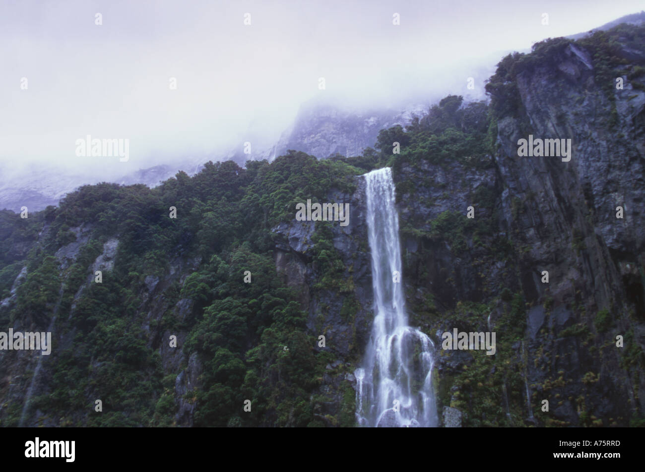 Cascade temporaire durant la tempête de pluie Milford Sound Parc National de Fiordland ile sud Nouvelle Zelande Banque D'Images