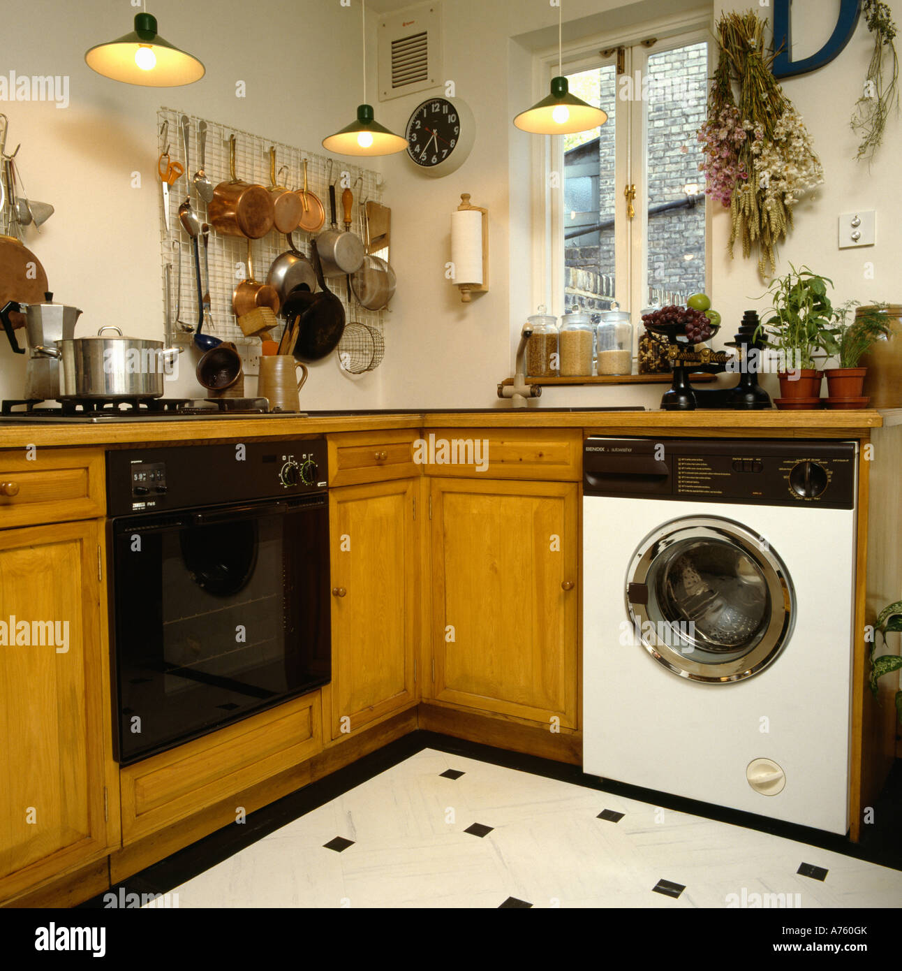 Four et machine à laver dans une petite cuisine Photo Stock - Alamy