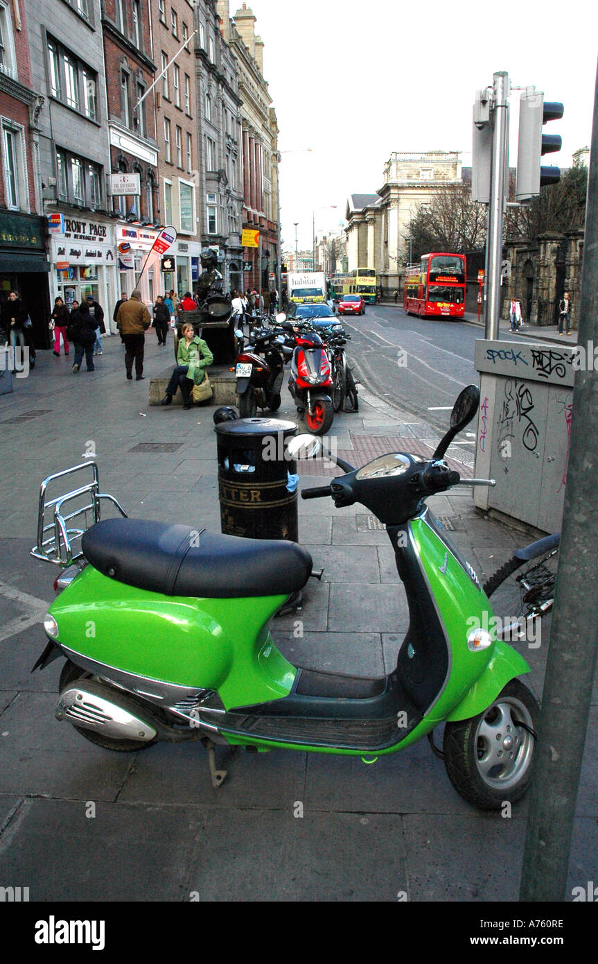 Un scooter vert dans Grafton Street Dublin Irlande Banque D'Images