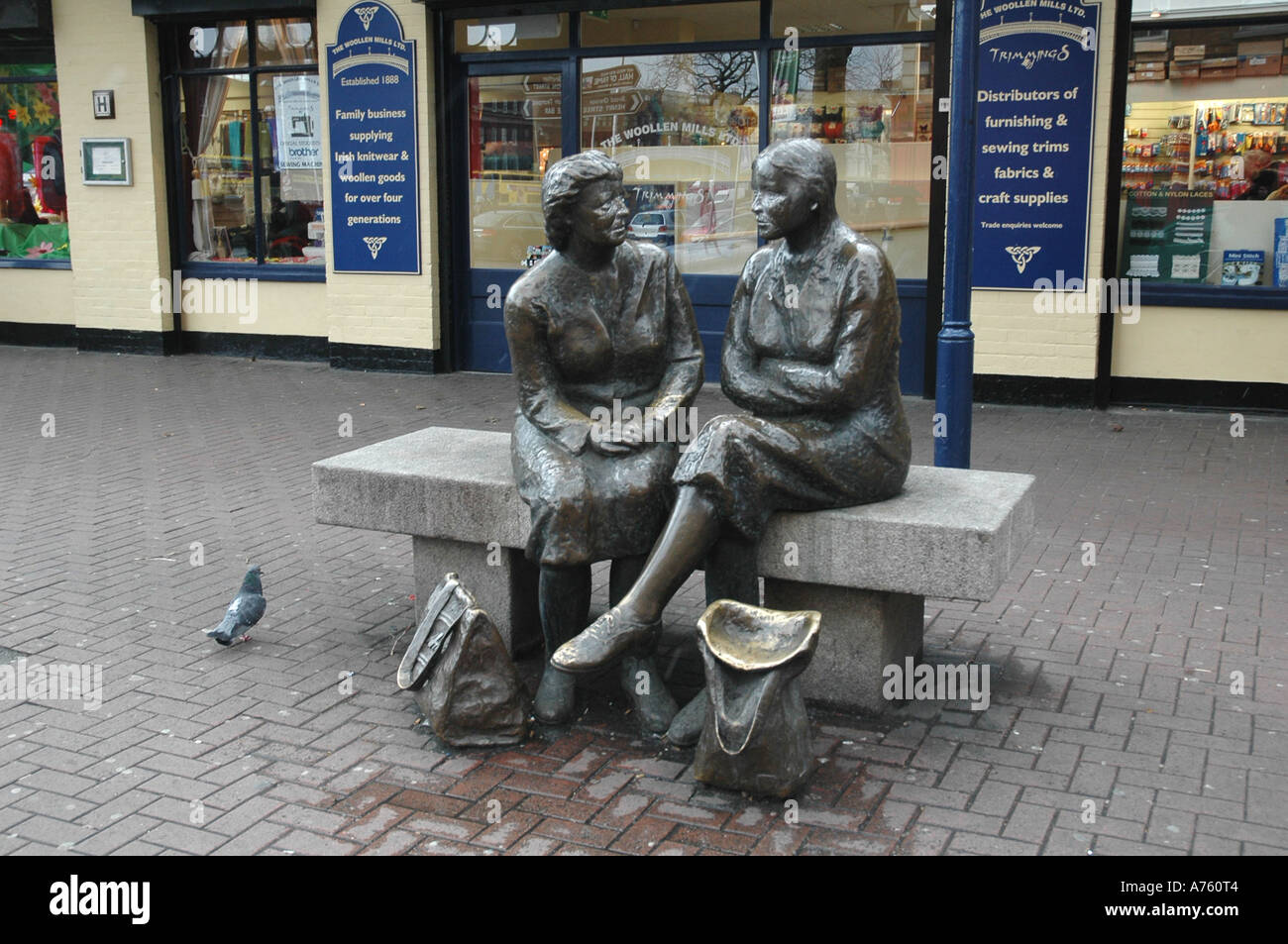 Irlande Dublin Street Shoppers Chatting Sculpture Banque D'Images