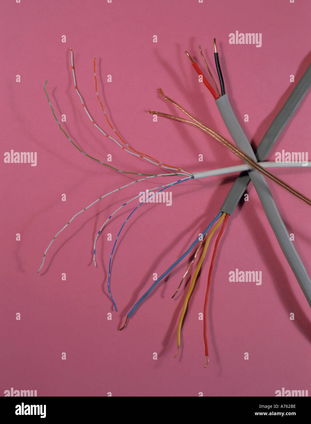 Différents types de câble intérieur recouvert de PVC, au Royaume-Uni. Banque D'Images