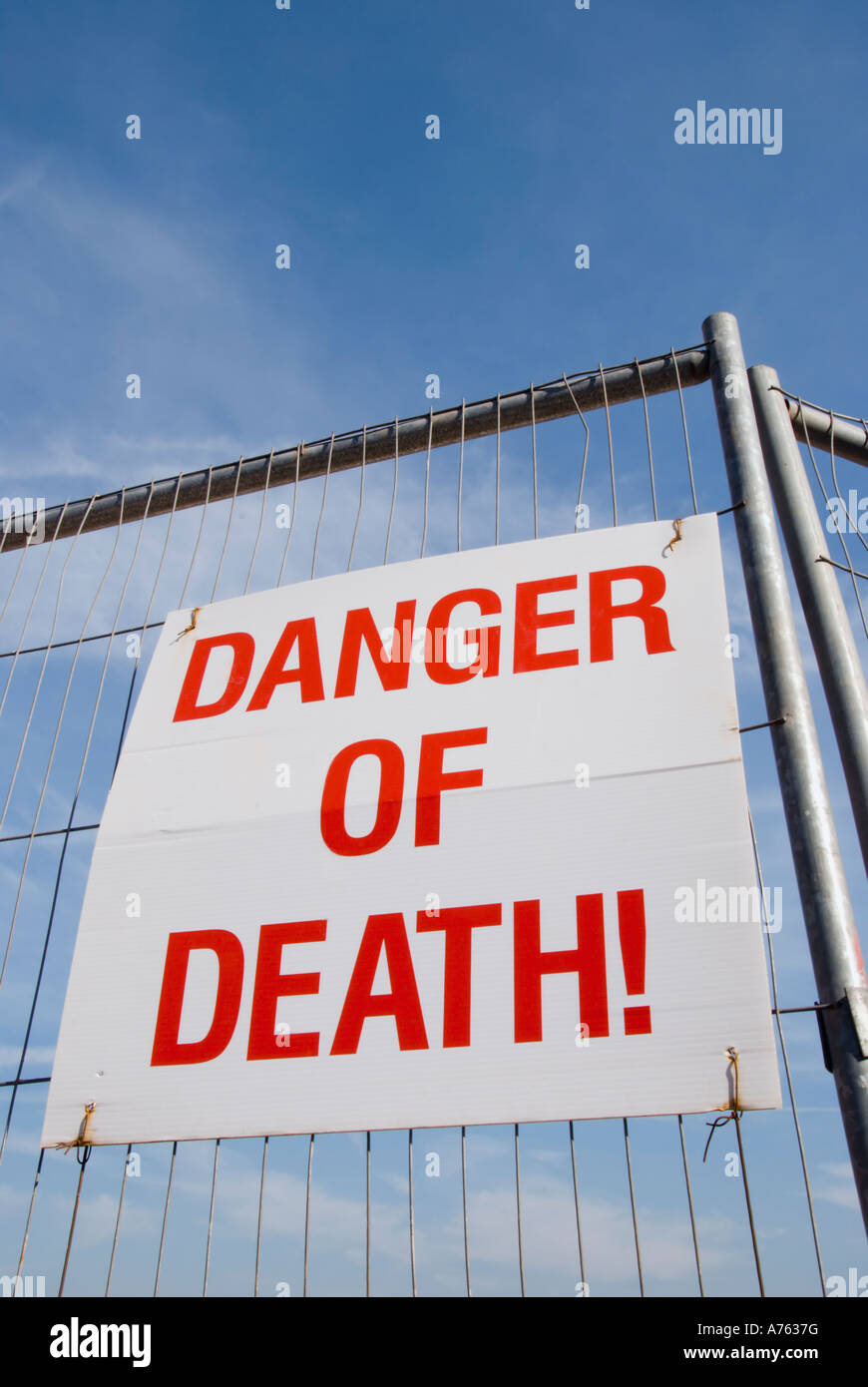 Un signe sur un chantier de clôture se lit - DANGER DE MORT Banque D'Images