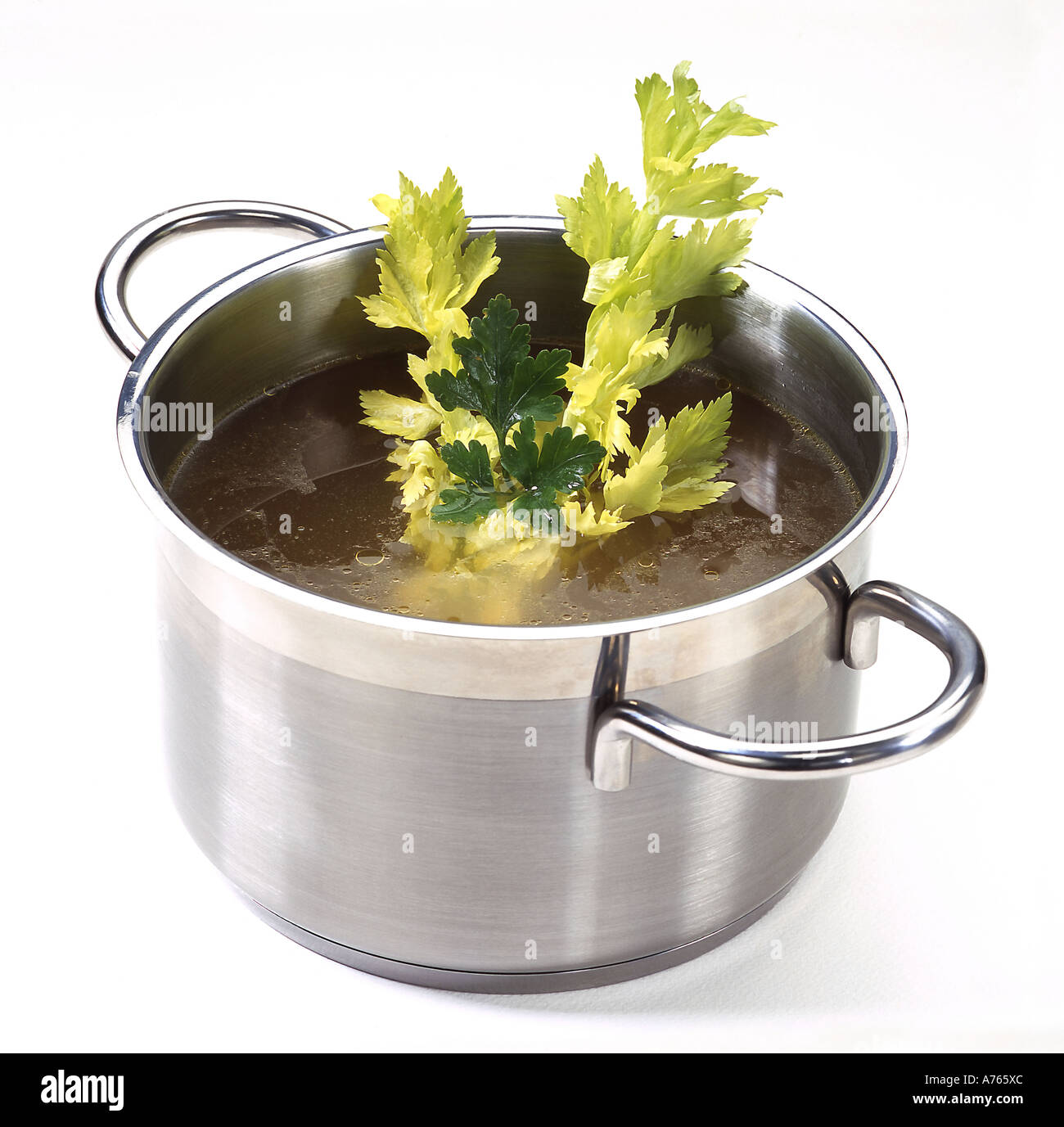 Bouillon avec le céleri, dans une casserole Banque D'Images