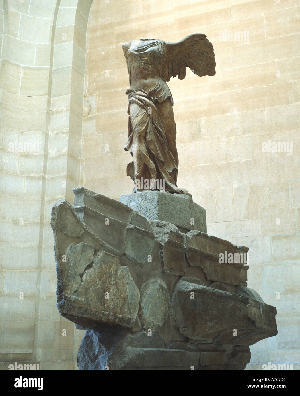 Victoire de Samothrace statue dans le musée du Louvre, Paris France Banque D'Images