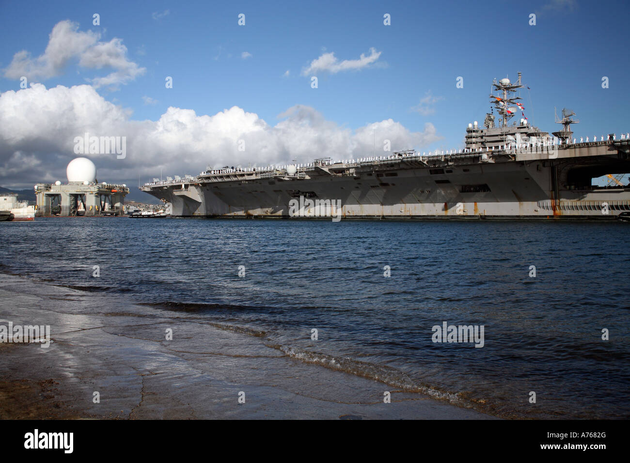 USS Abraham Lincoln est remorqué dans Pearl Harbor et les approches fondées sur la mer les radars en bande X en cours de service. Banque D'Images