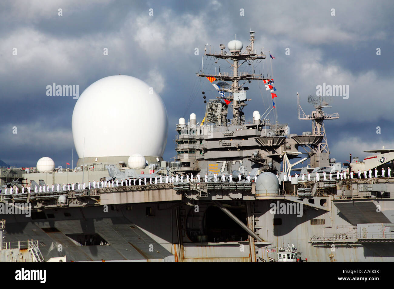 En fonction de la mer les radars en bande X semble faire partie de l'USS Abraham Lincoln à la recherche comme le grand frère pour les plus petits sur les radars un Banque D'Images