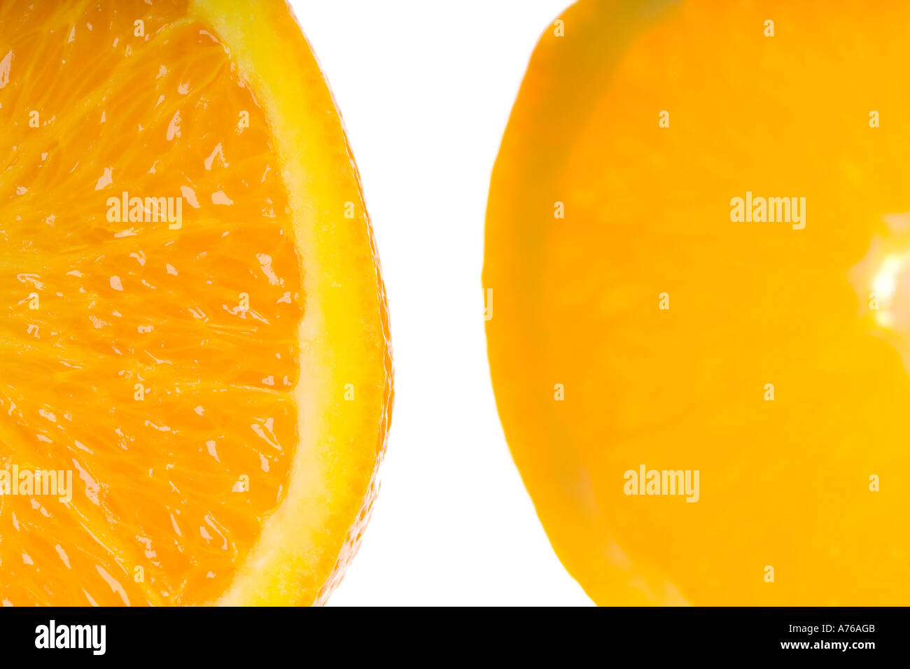 Deux tranches rondes de macro d'une orange sur un fond blanc, pur. Banque D'Images