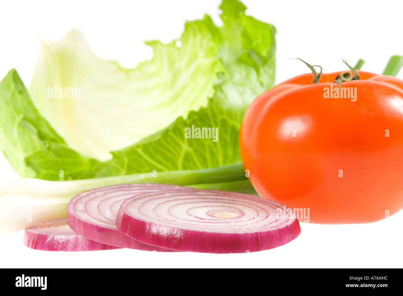 Sélection de salades, laitue, oignons, tomates et oignons rouges, sur un fond blanc, pur. Banque D'Images
