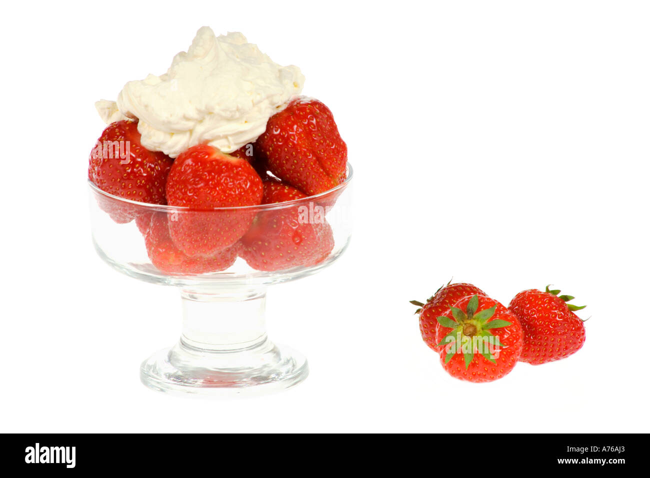 Fraises fraîches et une boule de crème épaisse dans bol en verre sur un fond blanc, pur. Banque D'Images