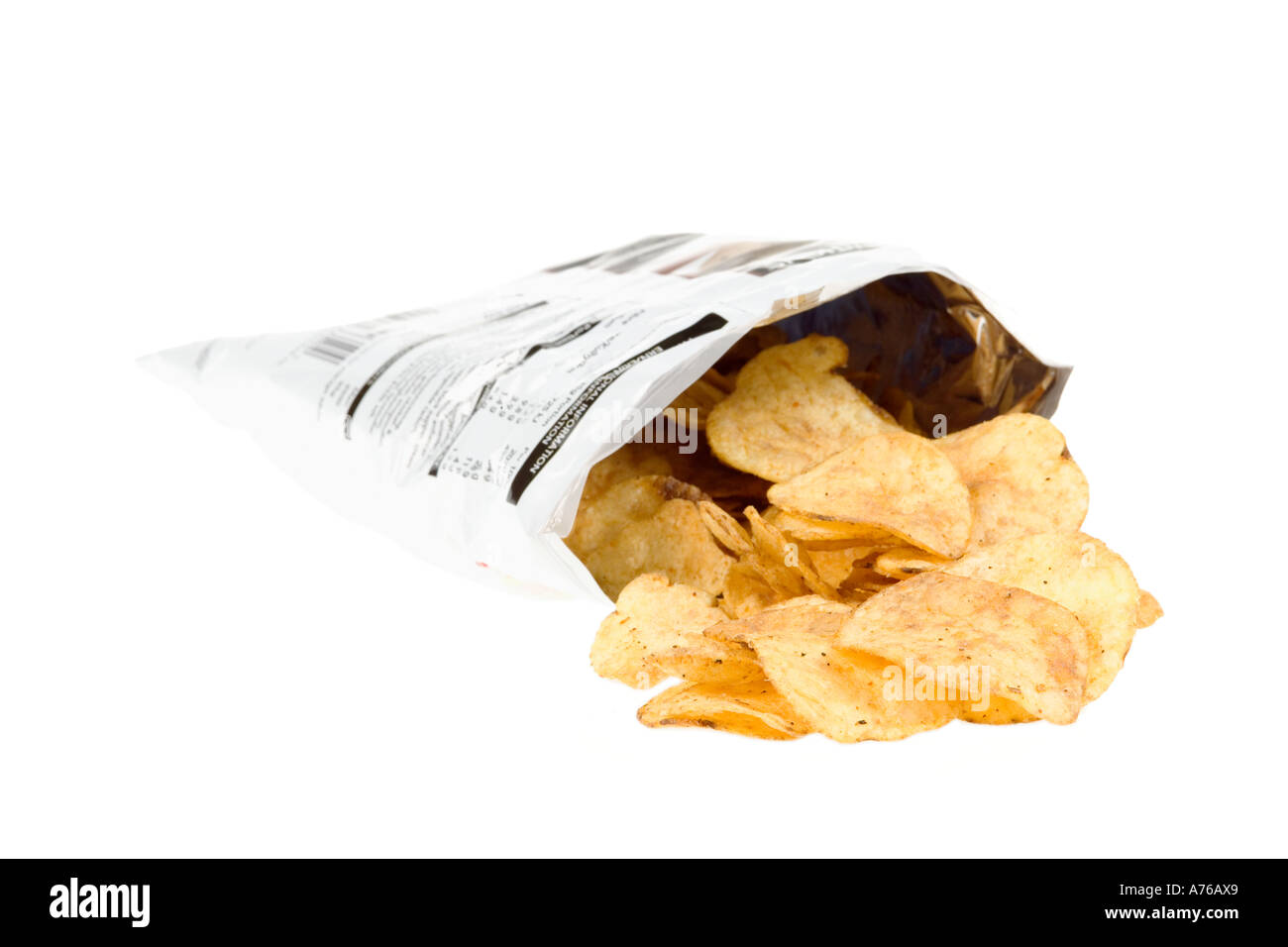 Paquet de chips aromatisés ouvert sur un fond blanc, pur. Banque D'Images