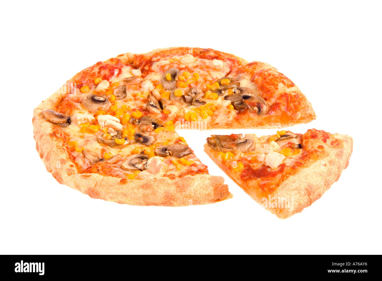 Une pizza entière avec une tranche découper sur un fond blanc, pur. Banque D'Images