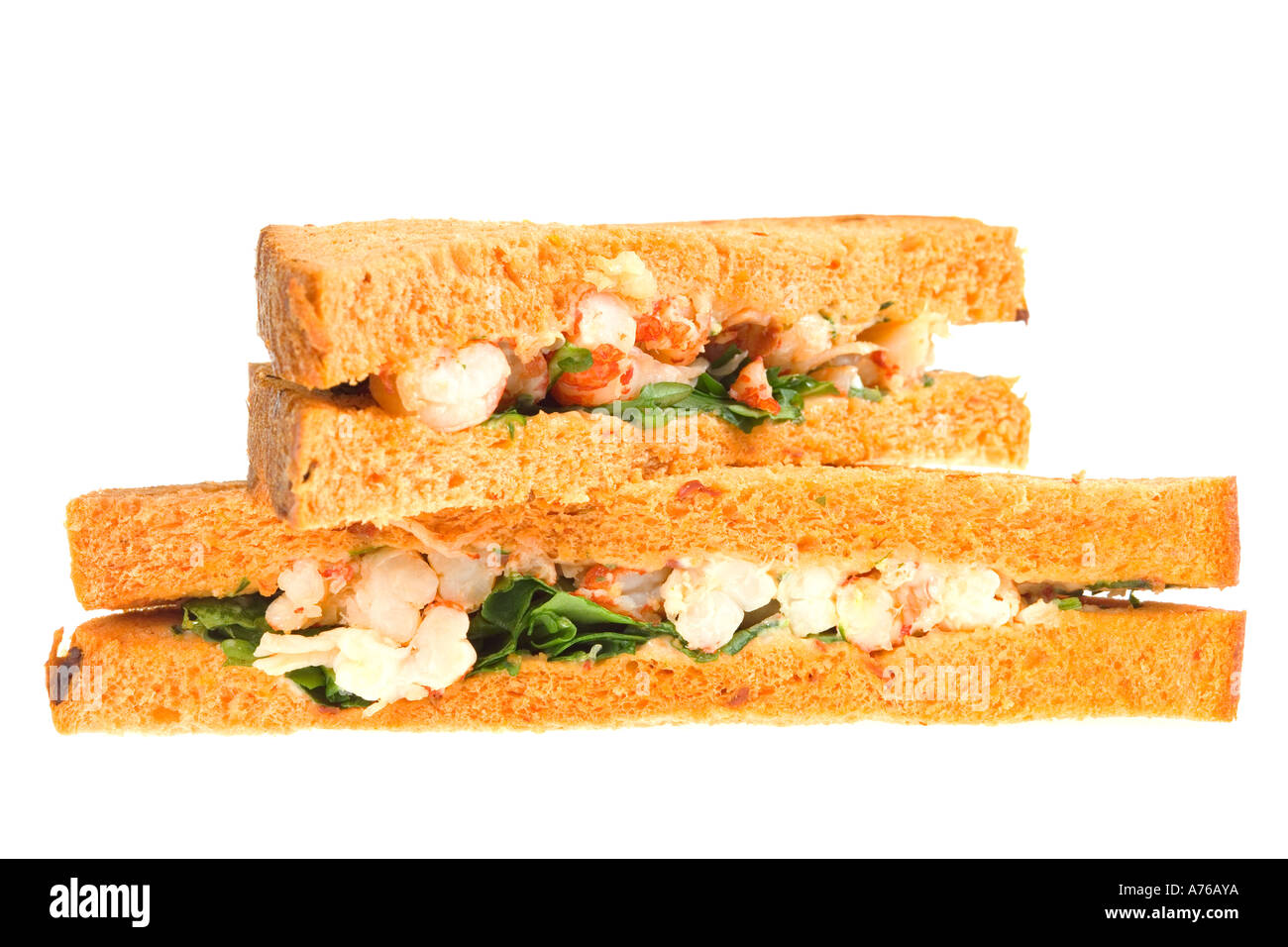 Les écrevisses fraîchement préparés et de roquettes de sandwichs dans du pain aux tomates séchées au soleil sur un fond blanc, pur. Banque D'Images