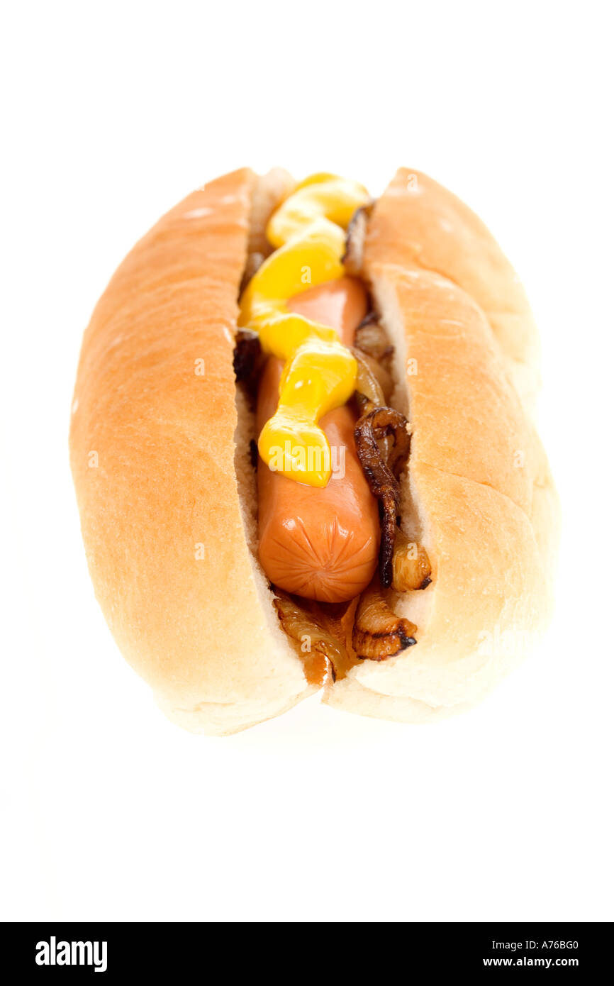 Hot dog à la moutarde et les oignons dans un petit pain sur un fond blanc, pur. Banque D'Images