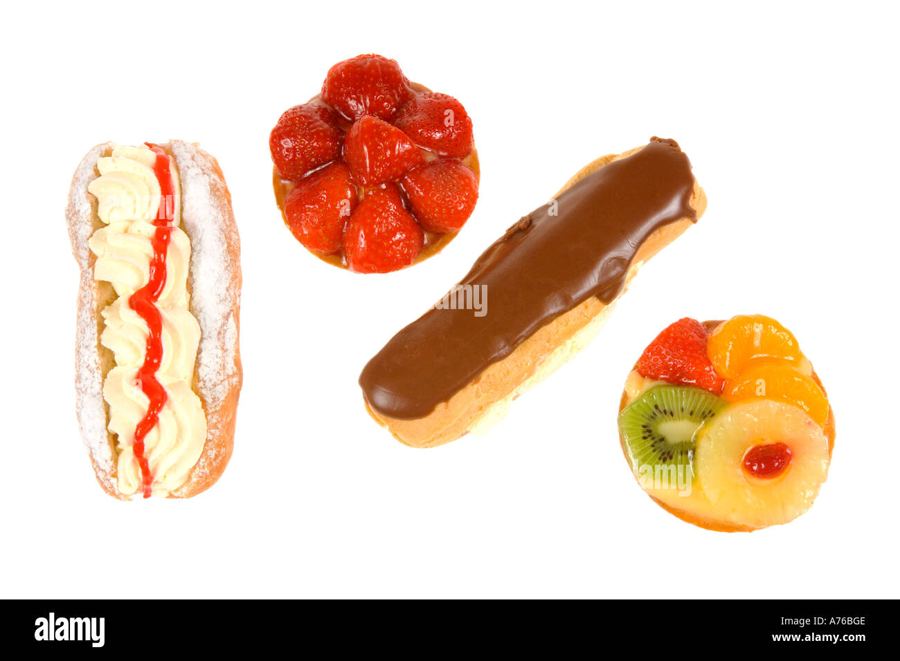 Affichage d'un assortiment de gâteaux aux fruits et crème sur un fond blanc, pur. Banque D'Images