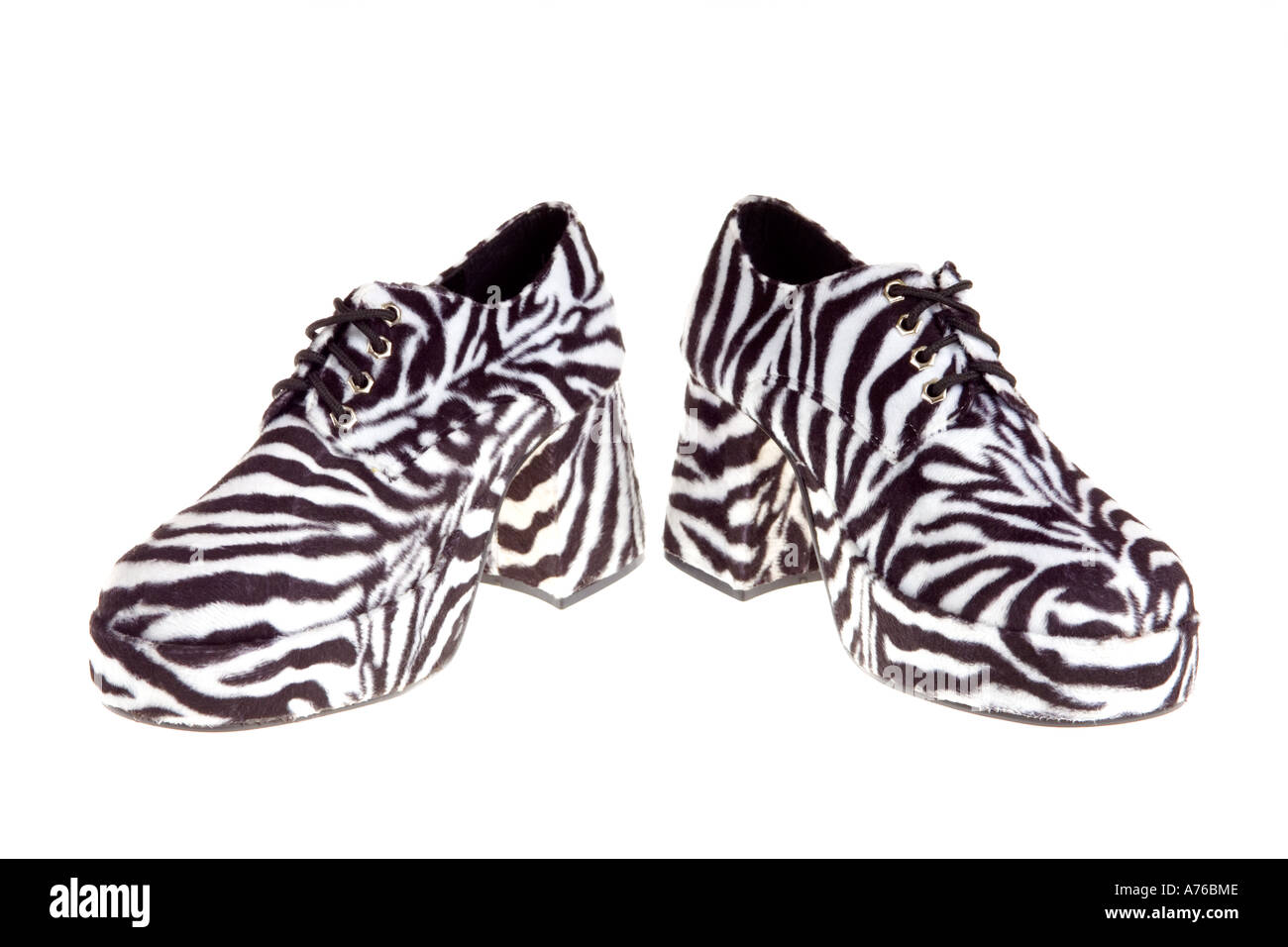 Faux fourrure zebra chaussures de plate-forme sur un fond blanc, pur. Banque D'Images