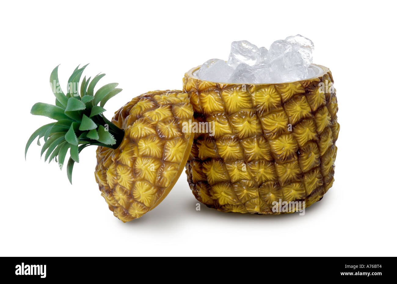 Seau à glace ananas en plastique sur un fond blanc, pur. Banque D'Images